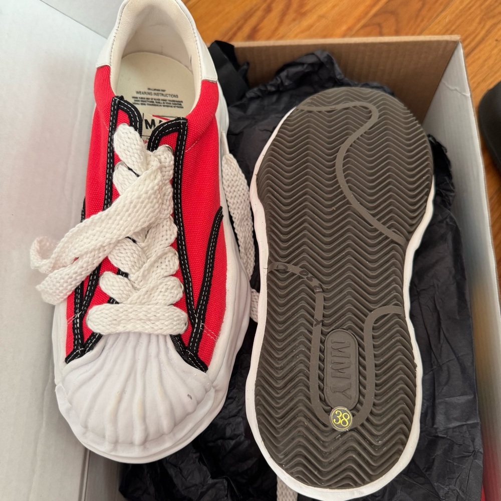 Unisex, worn once , like new , Red and White MMY. Size says 8 , but it's 8/9 .